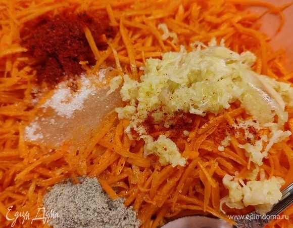 После добавить сахар, уксус, паприку, кориандр и чеснок, натертый на мелкой терке.