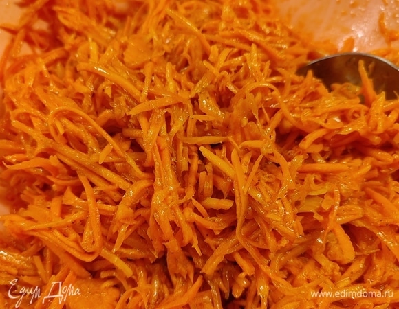 Подсолнечное масло прокалить на сковороде и вылить в морковь. Все перемешать. Салат можно есть сразу. Но лучше дать ему остыть в холодильнике.