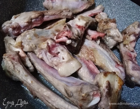 Ребра припустить на растительном масле до золотистости. Посолить, добавить перец.