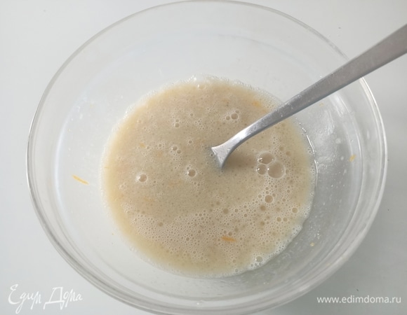 Дрожжи развести в теплом молоке. Добавить сахар, масло, яйца, ванилин и апельсиновую цедру. Перемешать.