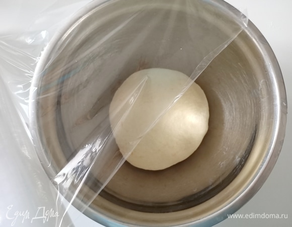 Смешать два вида муки. Соединить сухие и жидкие ингредиенты. Замесить тесто.