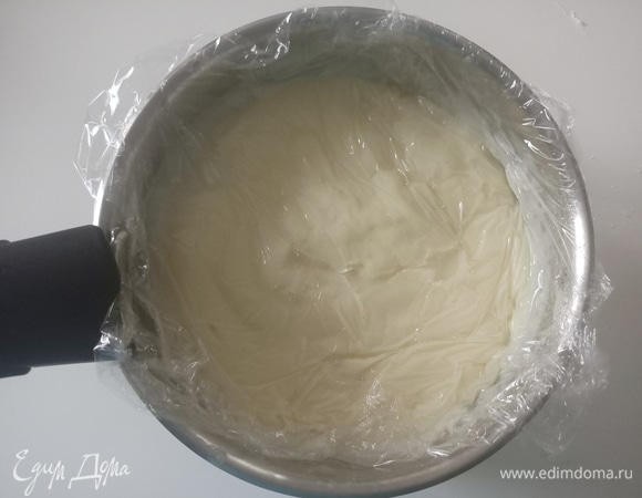 Для крема. Закипятить молоко с ванилью. Отдельно смешать яйца с сахаром и мукой. Добавить горячее молоко, перемешать. Поставить на огонь и варить до загустения при постоянном помешивании. Готовый крем накрыть пищевой пленкой в контакт и дать ему остыть.