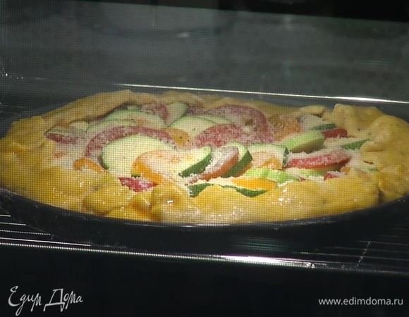 В духовке установить температуру 190°C в режиме «верх-низ» и выпекать рататуй 25 минут.