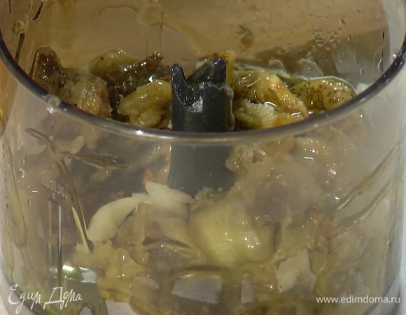 Из запеченных баклажанов вынуть мякоть и выложить в чашу блендера, добавить очищенный чеснок, сок лимона, щепотку соли, 1 ст. ложку оливкового масла и измельчить все в пюре, затем поместить в кондитерский мешок.