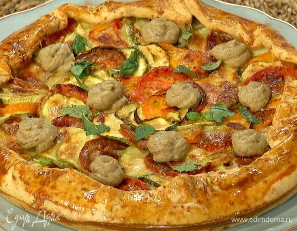 Готовый рататуй украсить листьями мяты, базилика и баклажанным пюре.