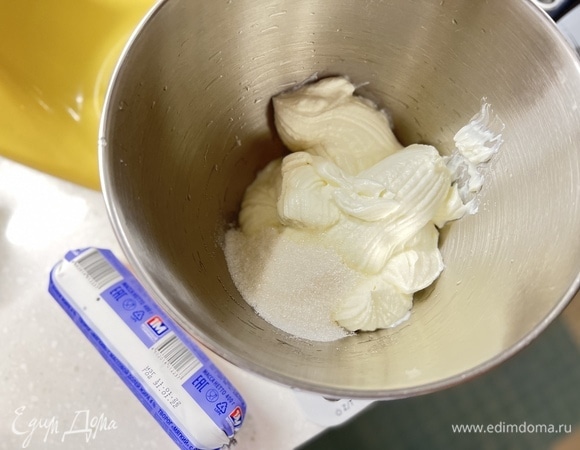 Мягкий творог и сахар взбить миксером.