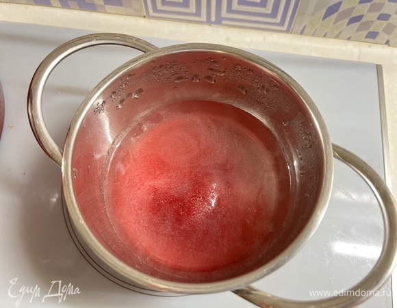 Сухое желе из пачки всыпать в воду, нагреть, но не кипятить. Перемешать до растворения. Остудить.