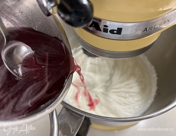 Остывшее желе влить в творожную смесь. Взбить.