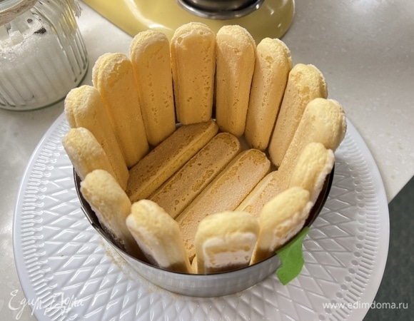 Печенье савоярди выложить в разъемную форму на дно и по бокам.