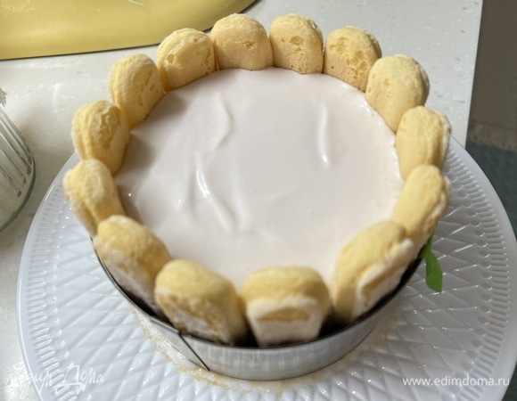 Влить творожную смесь в подготовленную форму. Отправить застывать в холодильник на пару часов или на ночь.