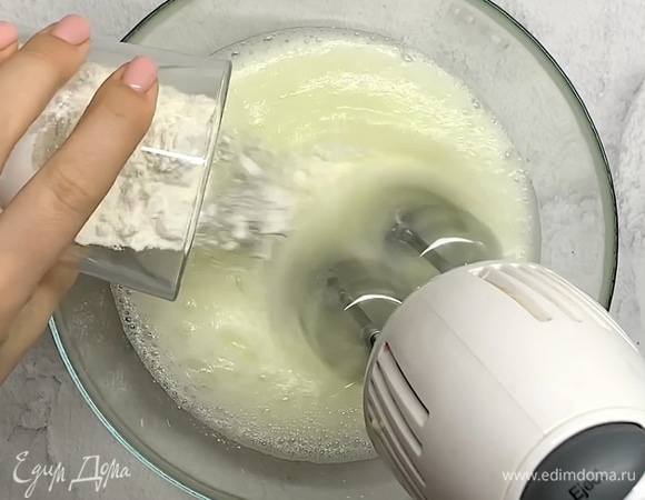 Готовим корж. Отделяем белки от желтков. В сухую и чистую миску выкладываем белки и начинаем взбивать.