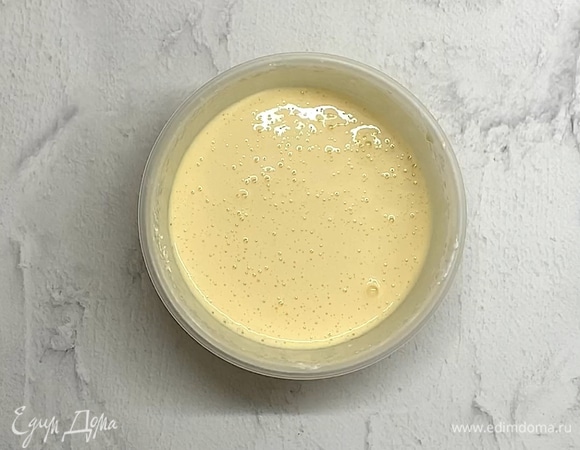 К желткам добавляем 40 г сахарной пудры и взбиваем добела примерно 5 минут.