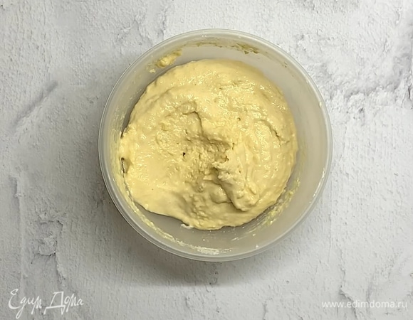 Добавляем миндальную и кокосовую муку и перемешиваем до однородной массы.