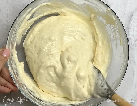 К желткам в несколько этапов частями вводим взбитые белки. Перемешиваем аккуратно, чтобы масса осталась воздушной.