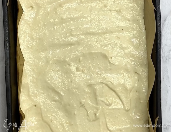 Противень застилаем пергаментной бумагой и выкладываем тесто. Выпекаем примерно 9 минут при 180°C в заранее разогретой духовке.