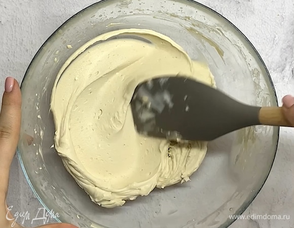 Готовому коржу даем немного остыть. Накрываем сверху бумагой для выпекания и доской и переворачиваем. Теперь удобно снять пергамент после выпекания.