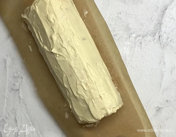 Оставшимся кремом промазываем рулет сверху. Ставим в холодильник минимум на 2 часа.