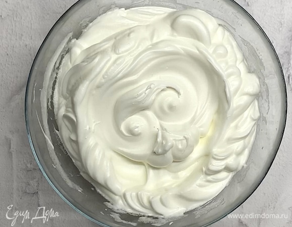 Когда образуется пена, всыпаем 40 г сахарной пуды. Взбиваем до крепких пиков, когда массу переворачиваем, а белки не двигаются.
