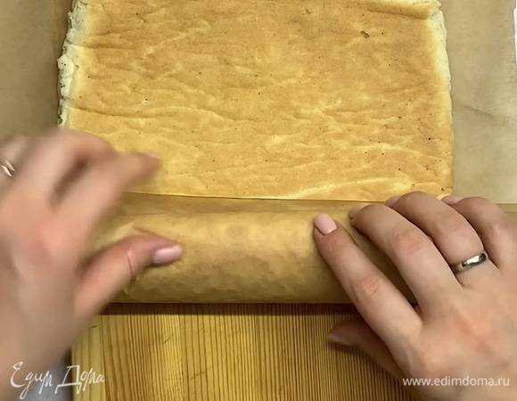 Сворачиваем тесто в рулет и накрываем влажным полотенцем, чтобы он не засох и не сломался. Даем полностью остыть.