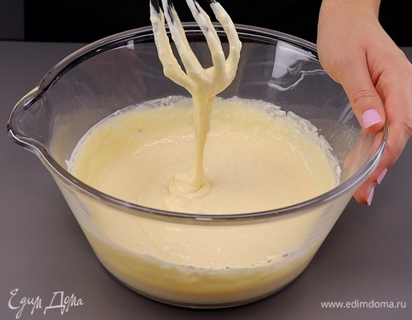 Всыпаем 130 г просеянной муки, вмешиваем ее в тесто. По густоте оно получается таким же, как тесто на оладьи.