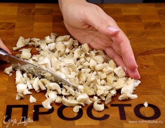 Пока отставим его в сторону и приготовим начинку. Одну луковицу нарезаем на мелкие кубики, 150 г грибов измельчаем (у меня вешенки). Если не любите грибы, можно приготовить начинку и без них.