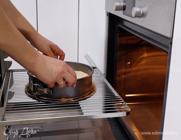 Равномерно выкладываем начинку и заливаем ее второй частью теста. По желанию сверху можно посыпать еще кунжутом. Отправляем пирог выпекаться в предварительно разогретую до 180°C духовку на 30–35 минут. Если у вас форма 22–24 см, то время может понадобиться чуть меньше. Готовность проверяем деревянной шпажкой, которая на выходе должна быть сухой.