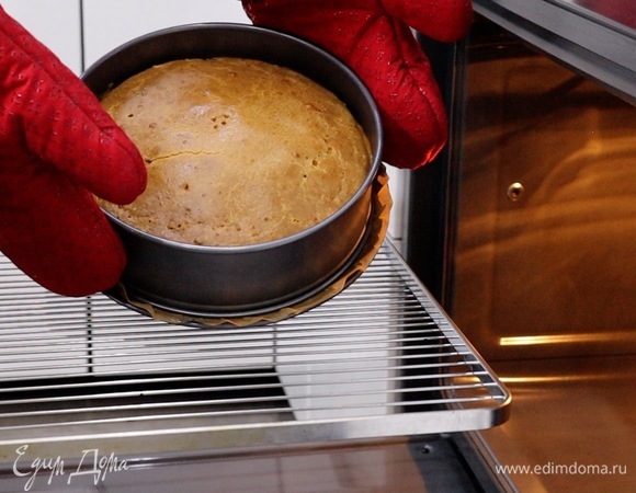 Достаем пирог из духовки и даем остыть в форме минут 15–20 до теплого состояния. После остывания румяная корочка может быть неровной, это допустимо. Пирог освобождаем из формы и перекладываем на тарелку или доску.