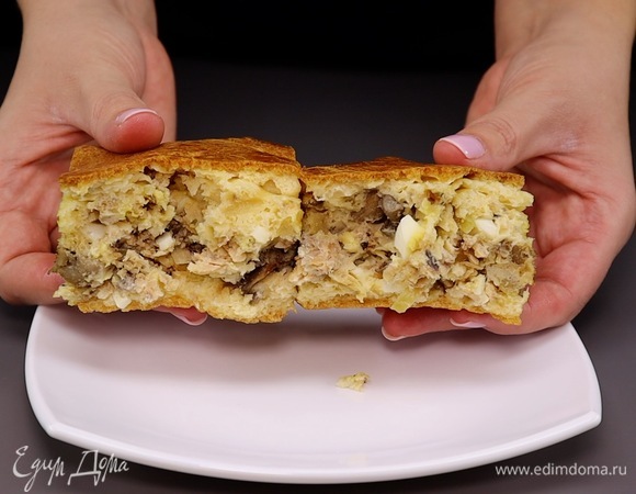 Разрезаем на порционные кусочки и подаем к столу. Заливной пирог с рыбой, грибами и яйцами вкусный как в теплом виде, так и холодном. Такой пирог можно готовить с разными начинками: с тушеной или молодой капустой, с яйцами, зеленью и сыром или просто с грибами. Пробуйте, это быстро, просто и очень вкусно!