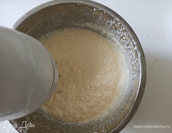 Берем одно яйцо и один желток, добавляем сахар и в течение одной минуты взбиваем миксером. Затем, не выключая миксера, добавляем растопленное сливочное масло, лимонный сок, муку и кокосовую стружку.