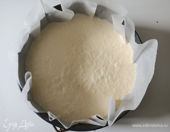 В конце добавляем молоко и работаем миксером еще две минуты. Затем форму диаметром 22 см застилаем пергаментной бумагой и выливаем тесто, да-да, именно выливаем, так как тесто получается очень жидкое.