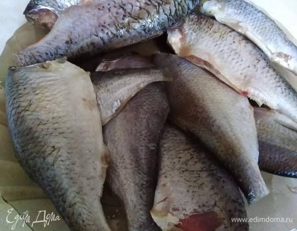 Рыбу почистить. Удалить голову, вычистить внутренности, посолить. Оставить на 15 минут.