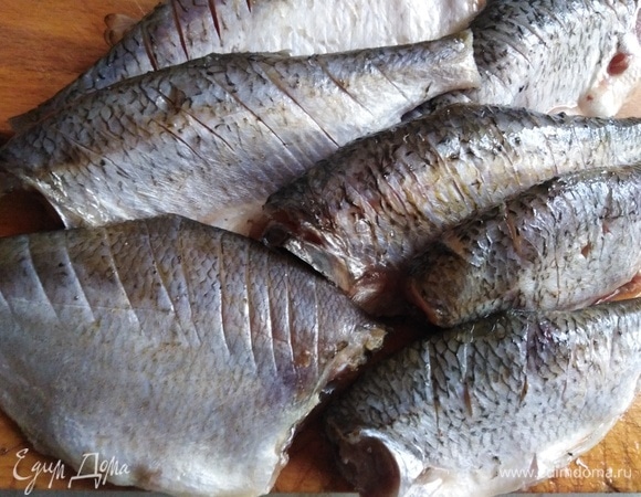 Затем на каждой рыбине сделать надрезы по спинке.