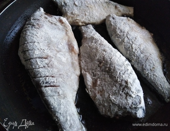 Обвалять в муке. Выложить в сковороду с разогретым растительным маслом.