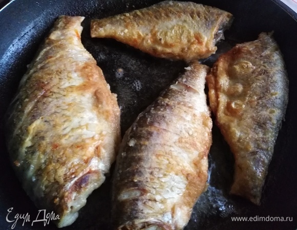 Жарить с двух сторон (по пять минут с каждой) до золотистого цвета и хрустящей корочки.