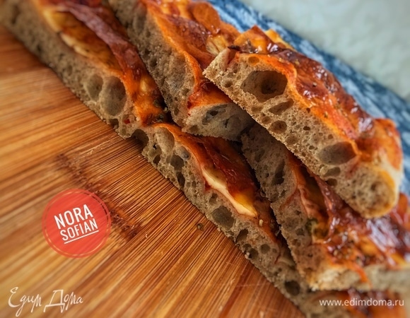 Готовой фокачче дать остыть и подавать.