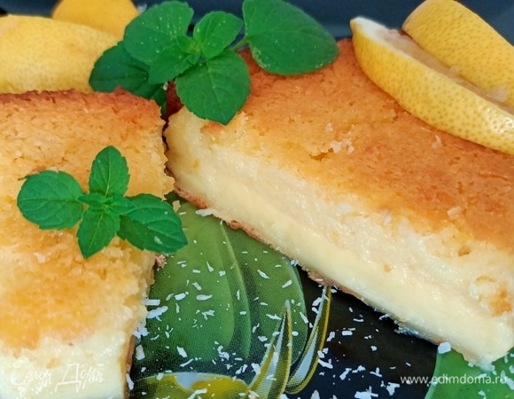 Готовый пирог достаем из духовки. Даем ему полностью остыть. Затем аккуратно вынимаем и подаем. Приятного аппетита!