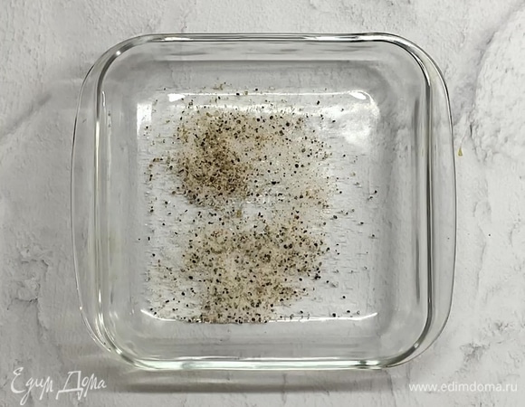 Убираем с филе лишнюю влагу бумажным полотенцем. Проверяем, чтобы не было косточек, убираем пинцетом. Смешиваем соль с лимонным перцем или обычным. По желанию можете использовать только соль. Берем форму или контейнер, половиной соли с приправами посыпаем дно.