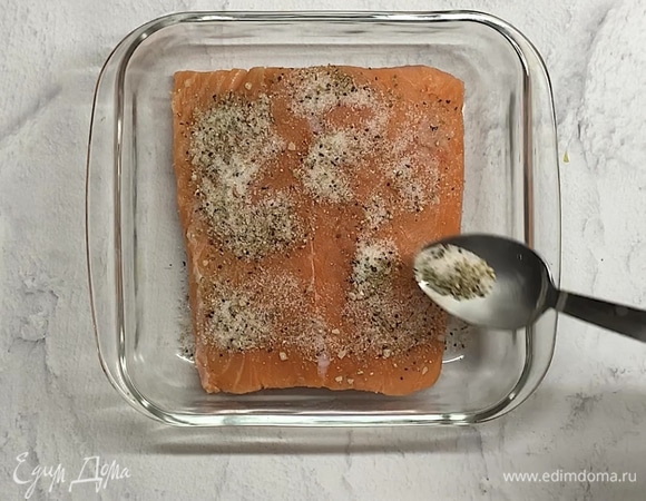 Выкладываем филе и сверху посыпаем оставшейся смесью. Втираем специи в рыбу.