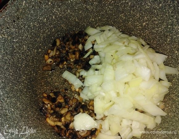 Шампиньоны мелко нарезать. Обжарить на ложке растительного масла. Добавить половину головки репчатого лука. Пережарить.