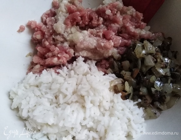 Свинину пропустить через мясорубку с оставшейся половиной лука. Соединить с отваренным до полуготовности рисом в пропорции 1 часть риса на 2 части воды и обжаренными шампиньонами. Посолить, добавить перец, влить молоко. Фарш хорошо перемешать.