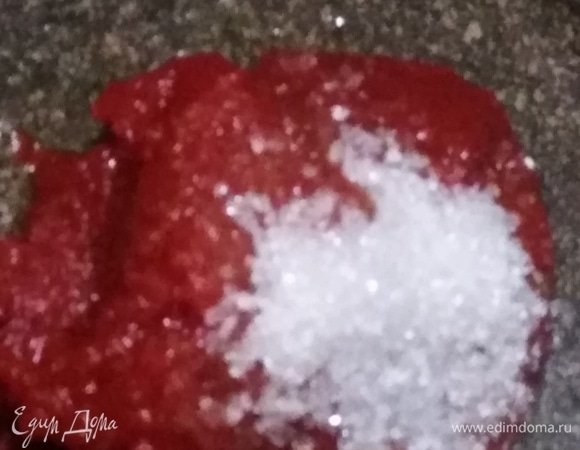 В ложке растительного масла обжарить томатную пасту с добавлением сахара.