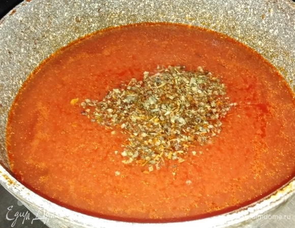 Залить отваром от салата или водой. Добавить травы. Перемешать, довести до кипения, посолить.