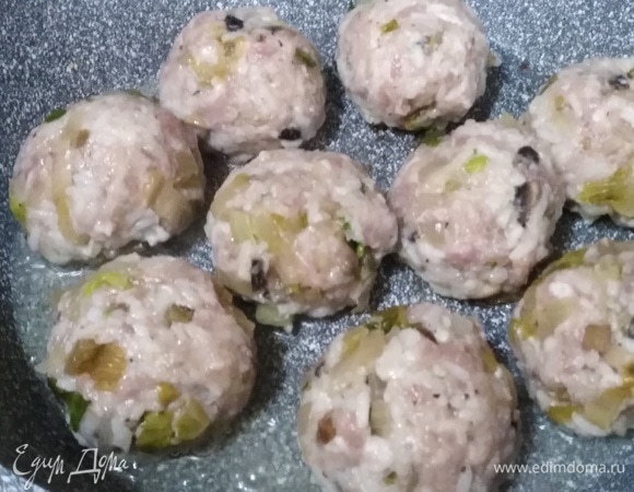 Оставшиеся мелкие листья от салата нарезать. Соединить с остатками фарша. Сделать тефтельки, выложить в сковороду с разогретым растительным маслом. Обжаривать с двух сторон по 5 минут.