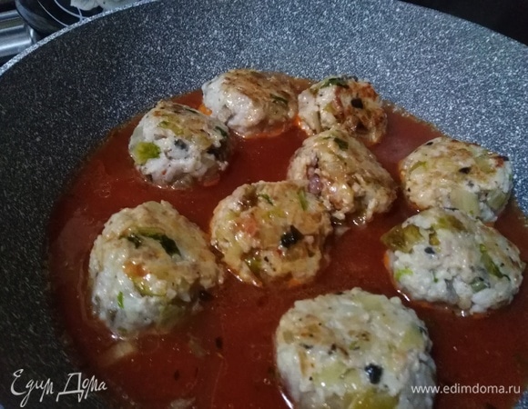 Залить соусом. Под крышкой на умеренном огне тушить 30 минут.