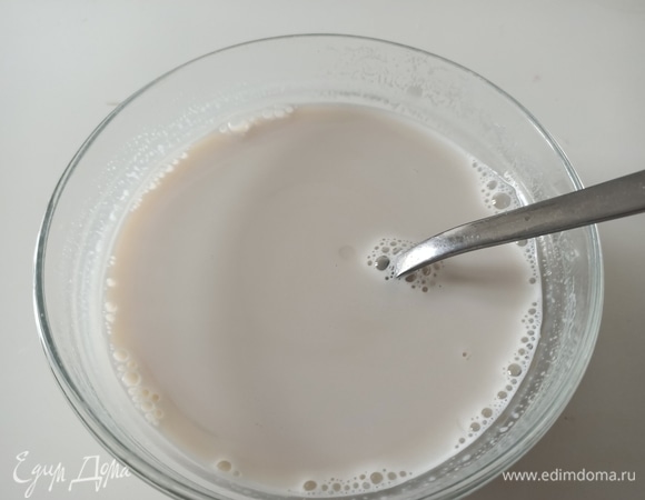 В теплое молоко добавить соль, сахар и дрожжи. Перемешать.