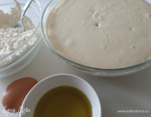 Далее в опару добавить яйцо и оливковое масло. Хорошо перемешать.