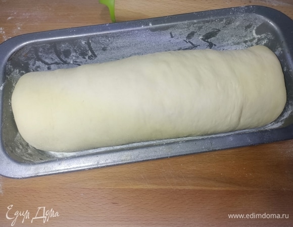 Форму смазать маслом и посыпать мукой. Переложить тесто. Накрыть пищевой пленкой.