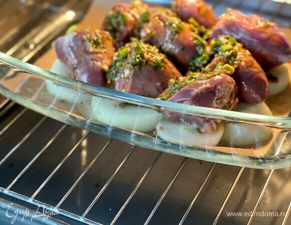 Отправить на 40 минут в духовку, разогретую до 200°C.