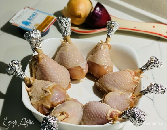 Верх каждой ножки обернуть фольгой, чтобы не подгорели, и отправить на 30 мин в духовку, разогретую до 200°C.