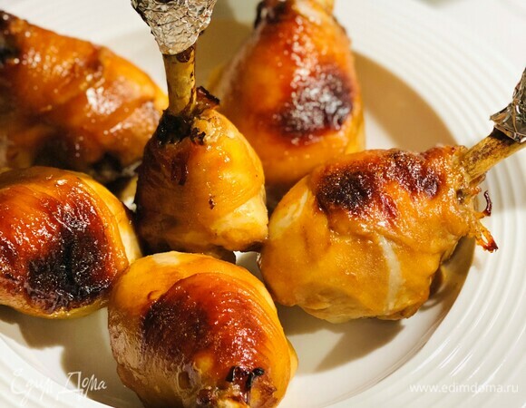 Для глазури смешать мед, горчицу и кетчуп, а через полчаса смазать ей каждую ножку. Отправить в духовку еще на 15 минут.